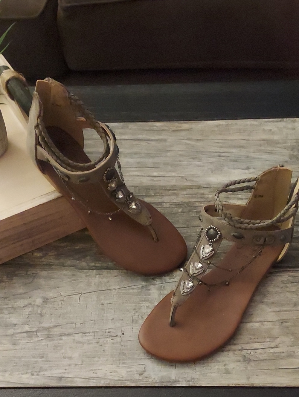 Jellypop Elvie Brown Strap Women’s Sandals with Decorative Studs Sz 5.5 NWOT